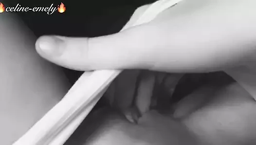 Orgazm olmak için parmaklıyor