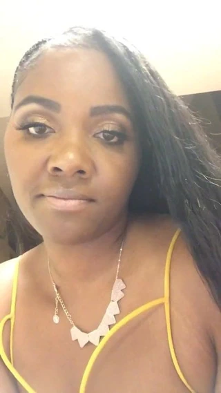 Arkadaki kız şirin selfie'ler yapıyor