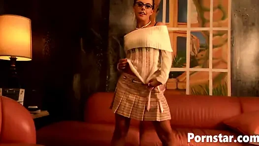 Seksi porno yıldızı Penny Flame soyunuyor ve parmakla kendini sikiyor