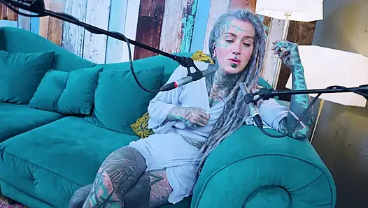 J - Jelousy hakkında konuşuyorum - asmr podcast sfw konuşuyor gotik sıska kız dreadlocks dövmeli model dövmeli kız