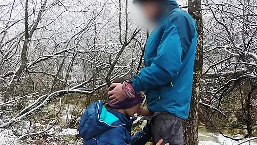 Dağ nehrinin yanında halka açık sakso ve döl yutma