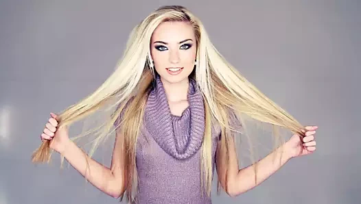 Güzel sarışın seksi elbiseyi çıkarır ve çıplak uzanır