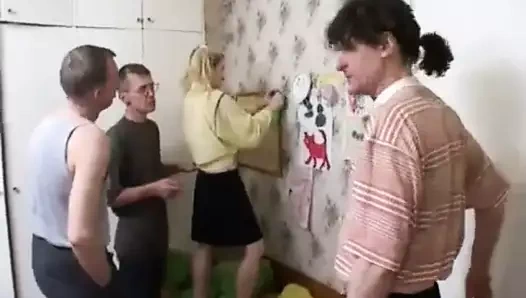 Wall, üvey babama ve arkadaşlarına her hafta yardım ediyor!