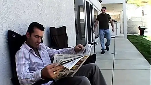 Genç kızıl saçlı kız için çifte penetrasyon ve ağzına boşalma