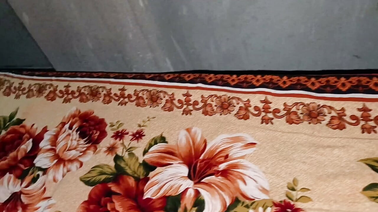 Sıcak Parmaklama Solo. Yeni Duş Almış Sarışın Kamera Önünde İnliyor ve İki Kez Fışkırıyor..