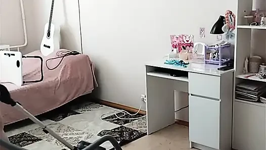 Kayınvalidemi ve odayı nasıl çıplak temizlediğini gözetledim