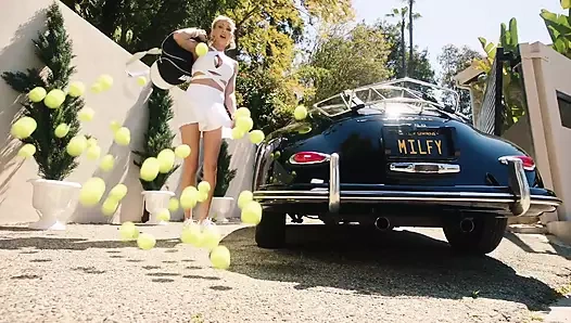 Orta yaşlı seksi ateşli futbol annesi genç koçun kalın büyük zenci biniyor