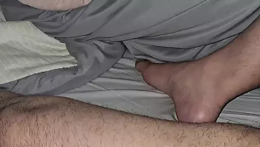 Üvey anne prezervatifsiz büyük yarakla mastürbasyon yapıyor ve üvey oğlu