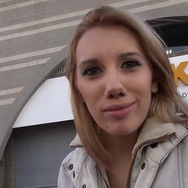 Трахаю португальскую девушку с удивительной задницей в такси