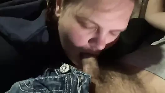 Döl arzulu evli kadın kalın küçük kıllı yarağı emiyor ağzı dolu alıyor ve yutuyor