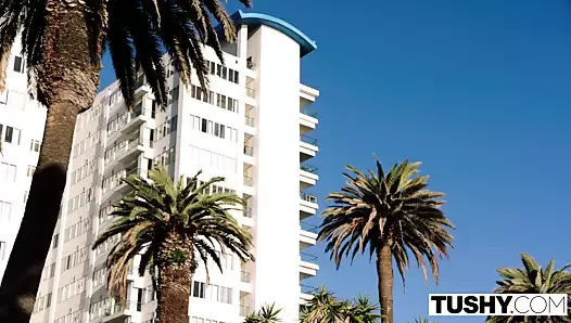 Tushy hipster genç evli bir adam için esneme nöbeti