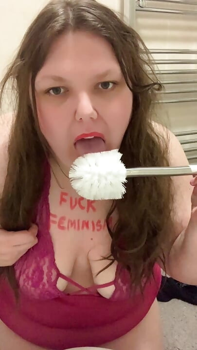 Eski feminist sürtük tuvalet fırçasıyla dişlerini fırçalıyor aşağılama