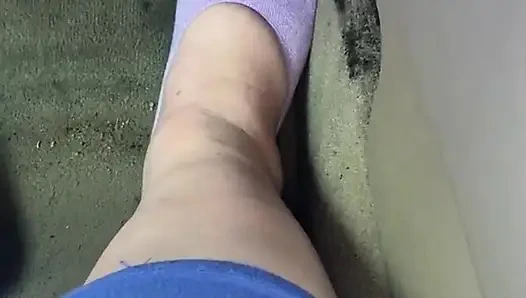 Mor çoraplı pedal pompalama