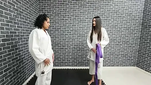 Karate dövüşü Amanda Nataly'ye karşı - model ayaklarla güç tekmeliyor