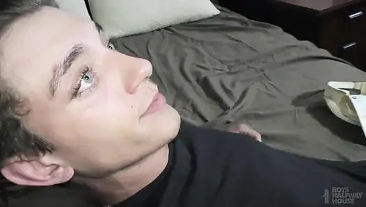 Ateşli 18 yarakla sikiliyor ve prezervatifsiz dölleniyor