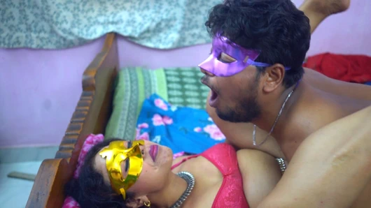 Hintli kadın kası ile sert seks yapıyor