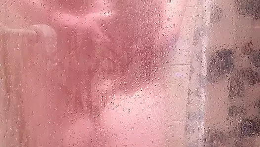 chubby kız içinde buharlı duş sahne