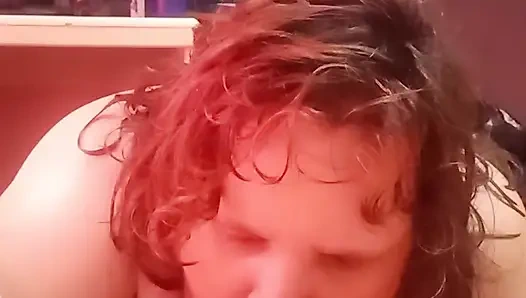 İri güzel şişman kız tarafından ateşli oral seks