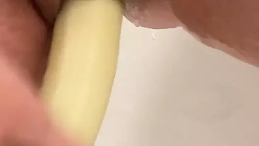 Orta yaşlı seksi kadın kendini orgazma ulaştırıyor