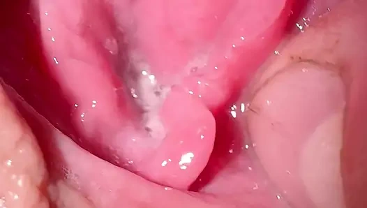 Kız arkadaşımın sağ amına boşaldı ve sonra onu parmakladı, sıkı amcığını yakından kontrol etti