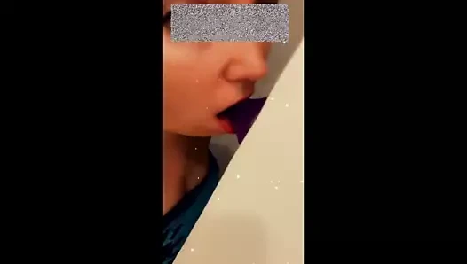 Ben yapay penis üzerinde boğazımı gag eğitiyorum