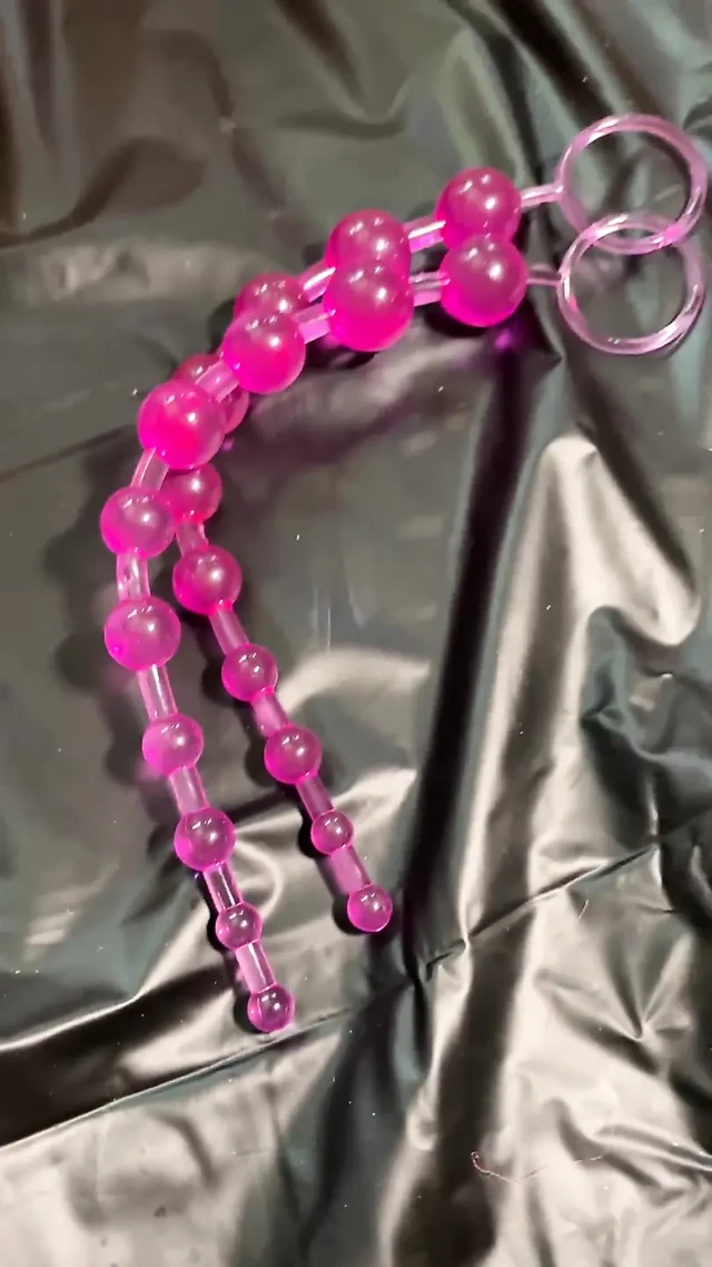 Sevimli iri güzel kadın anal boncuklara takıntılı
