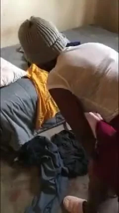 Yatağın altında sıkıştım