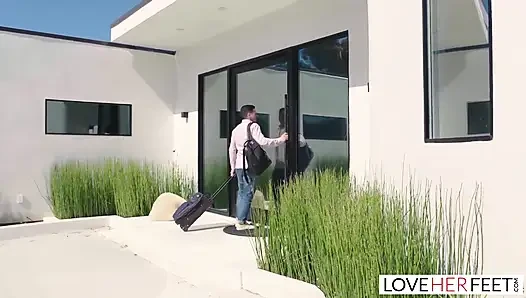 Büyük memeli baştan çıkarıcı sarışın Fransız adam tarafından sikiliyor