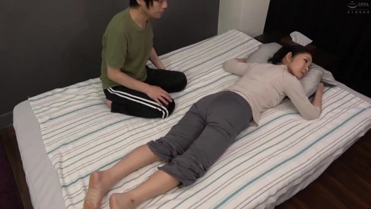 Ona masaj yaparken pantolonumu indiriyorum... - part.1