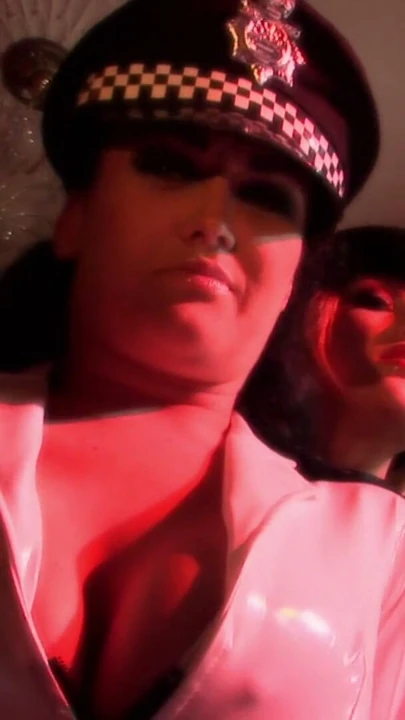 Kinky sarışın lezbiyen fuck sırasında seksi polis kadının göt deliğine bir sopa sokar | Klip 1