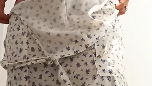 Seksi nalgona giyim mağazasında mastürbasyon yapıyor