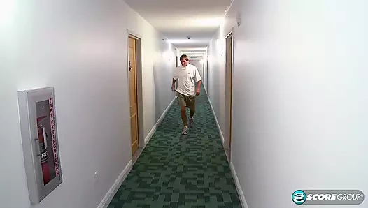 Dani'nin kocası bu adama onu nasıl sikeceklerini söylüyor!