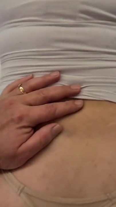 Tombul orta yaşlı seksi kadın kocasının yarağını istiyor | Klip 1