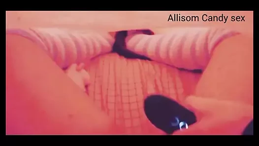 Üvey babam yan odada, bu fırsatı sessizce yatağımın kapaklarının altında mastürbasyon yapıyorum