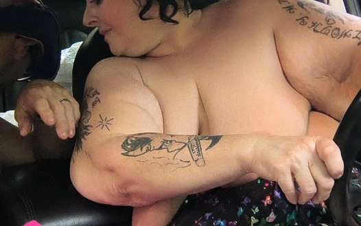 Sert okşuyor ve ıslak arka koltukta oturmaya hazır ve sikişiyor, öyle mi?