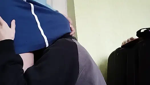 İki komşu lezbiyen oldukları gerçeğini saklıyor