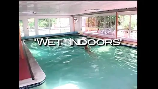 Havuzda vücut geliştirmeci