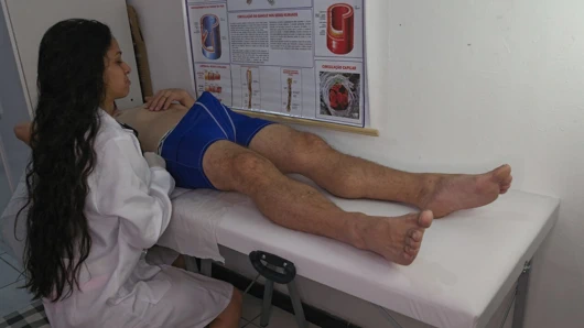 Hemşire rutin bakımda, ereksiyonlu bir hastaya katılıyor