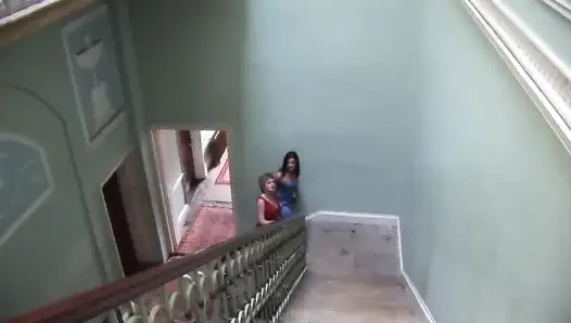 Seksi kızlar parti yapmayı seviyor, özellikle her ikisi için iki yarak varsa