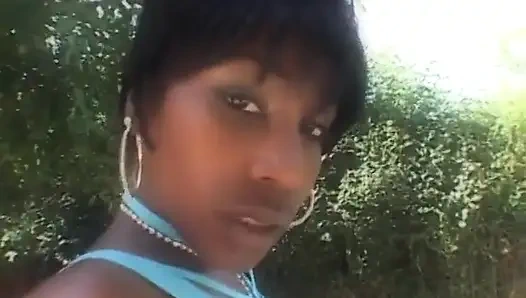 Mükemmel zenci hatun sıkı göt deliğini iki siyah yarakla siktiriyor