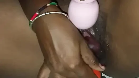 Bhabhi Ne chhoti botal chut mein Dal Diya