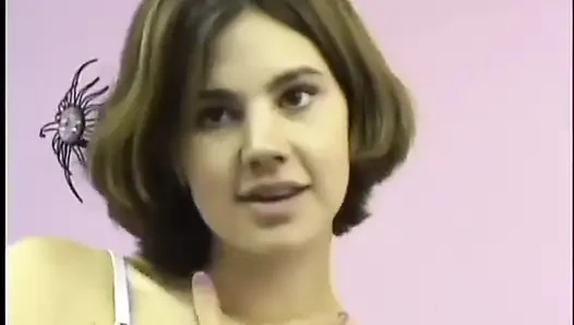 Wendy James dildo emiyor ve sonra amını sert sikiyor