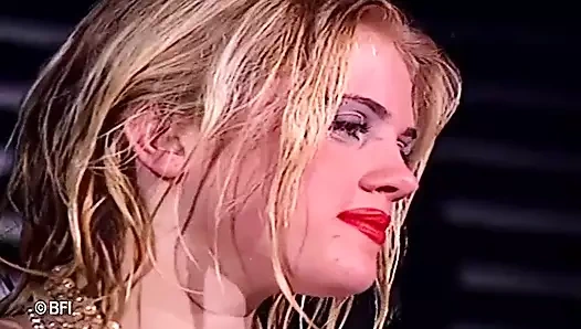 Kıllı sarışın arkadaşından baştan çıkarılıyor