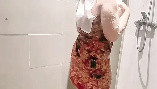 Kavisli vücutlu banyo yapan kızı izleyin