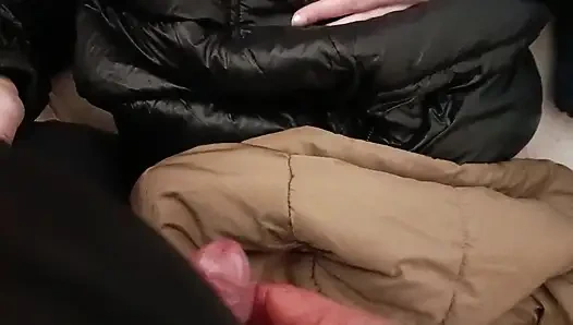Ceket fetişi - parlak kabarık ceketine oynuyor ve boşalıyor