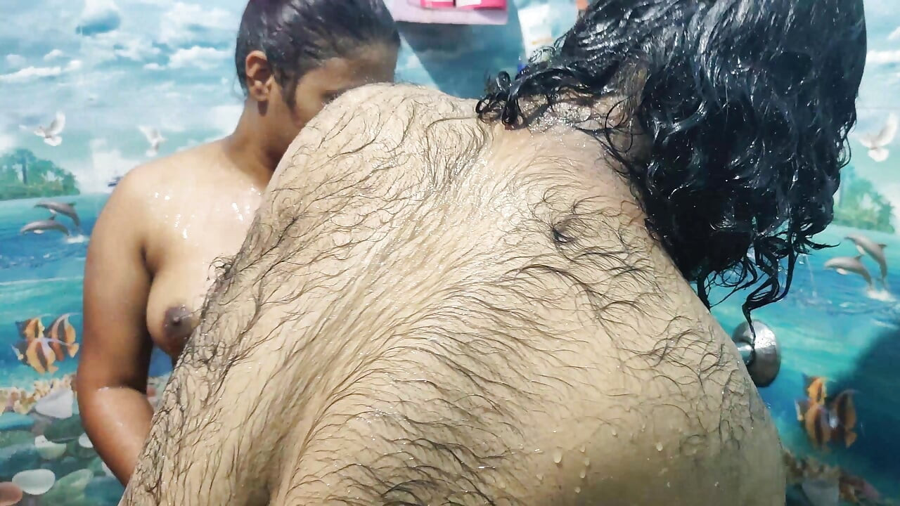 Ateşli çift banyoda banyo romantizmi