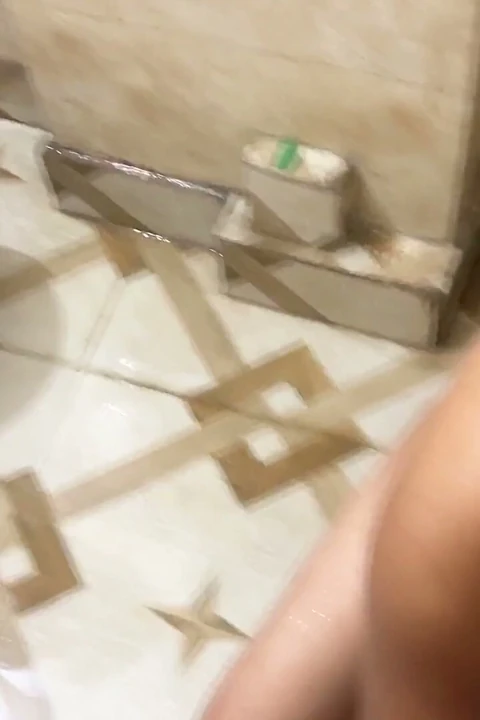Komal yengeyi banyoda bıraktı