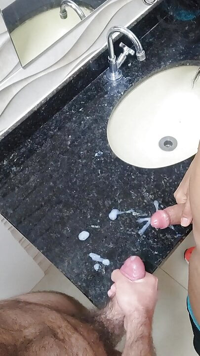 Travesti eğitimden önce banyoda arkadaşıyla dalga geçiyor!