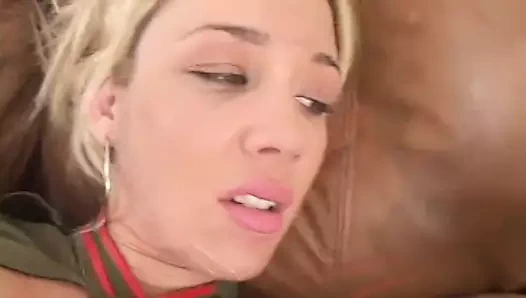 Güzel sarışın ile yuvarlak memeler ve göt gets ona anüs sikme