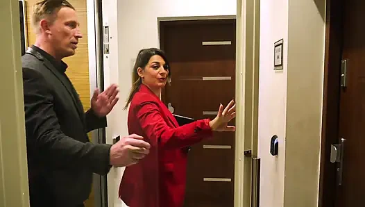 Emlakçı Müşterisiyle Yattı